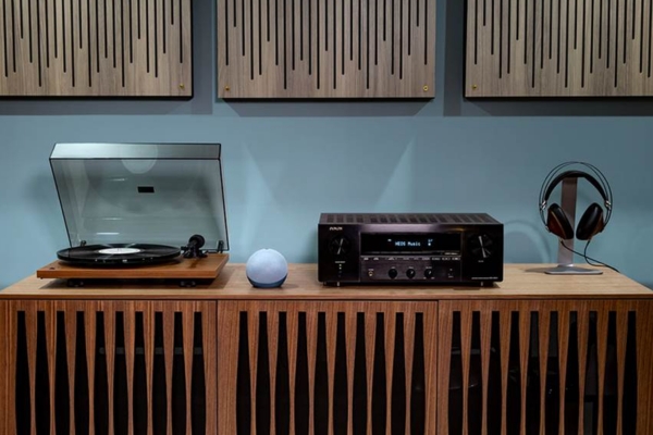 audio receiver, turntable and headphones